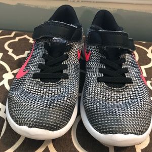 Nike flex girls shoe